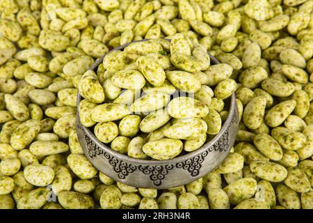 Bonbons aux amandes avec pistache. Turc Badem Sekeri, amande, vue de dessus de bonbons aux amandes. Banque D'Images