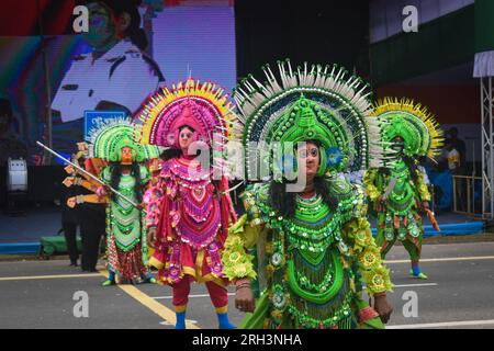 Kolkata, Bengale occidental, Inde. 13 août 2023. Les danseurs de Chhau jouent dans une répétition complète pour la célébration de la fête de l'indépendance du pays à Kolkata. (Image de crédit : © Sudipta Das/Pacific Press via ZUMA Press Wire) USAGE ÉDITORIAL SEULEMENT! Non destiné à UN USAGE commercial ! Banque D'Images