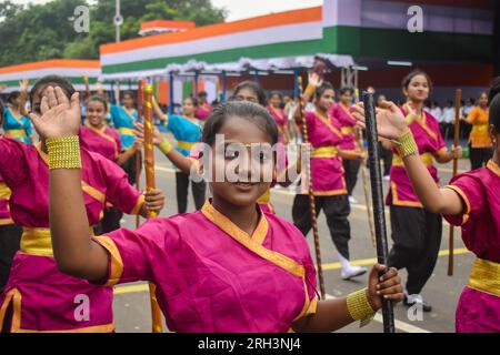 Kolkata, Bengale occidental, Inde. 13 août 2023. Les écoliers se produisent dans une répétition complète pour la célébration du jour de l'indépendance du pays à Kolkata. (Image de crédit : © Sudipta Das/Pacific Press via ZUMA Press Wire) USAGE ÉDITORIAL SEULEMENT! Non destiné à UN USAGE commercial ! Banque D'Images