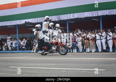 Kolkata, Bengale occidental, Inde. 13 août 2023. Des policiers de Kolkata effectuent une cascade lors d'une répétition complète pour la célébration de la fête de l'indépendance du pays à Kolkata. (Image de crédit : © Sudipta Das/Pacific Press via ZUMA Press Wire) USAGE ÉDITORIAL SEULEMENT! Non destiné à UN USAGE commercial ! Banque D'Images