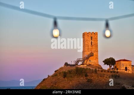 La tour byzantine du port de Nea Fokea dans la péninsule de Kassandra, dans la région de Halkidiki en Grèce, au crépuscule Banque D'Images