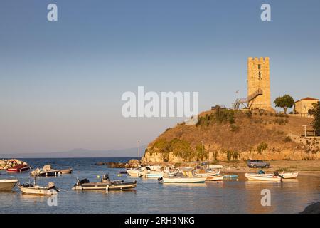 La tour byzantine du port de Nea Fokea dans la péninsule de Kassandra, dans la région de Halkidiki en Grèce, au crépuscule Banque D'Images