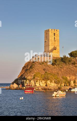 La tour byzantine du port de Nea Fokea dans la péninsule de Kassandra, dans la région de Halkidiki en Grèce, au crépuscule Banque D'Images