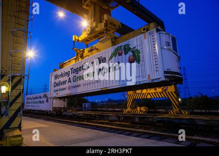 Eddie Stobart a lancé un voyage de fret ferroviaire à faible émission de carbone à travers l'Europe, en train d'apporter des fruits et légumes espagnols à Dagenham, dans l'est de Londres. Banque D'Images