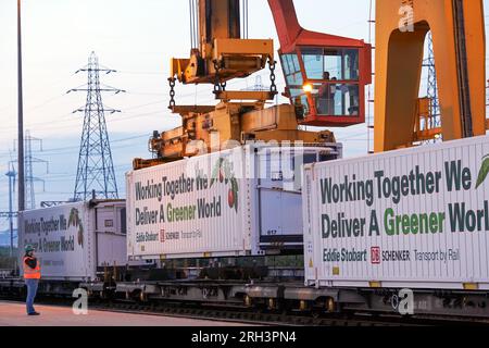 Eddie Stobart a lancé un voyage de fret ferroviaire à faible émission de carbone à travers l'Europe, en train d'apporter des fruits et légumes espagnols à Dagenham, dans l'est de Londres. Banque D'Images