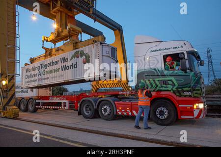 Eddie Stobart a lancé un voyage de fret ferroviaire à faible émission de carbone à travers l'Europe, en train d'apporter des fruits et légumes espagnols à Dagenham, dans l'est de Londres. Banque D'Images