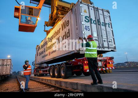 Eddie Stobart a lancé un voyage de fret ferroviaire à faible émission de carbone à travers l'Europe, en train d'apporter des fruits et légumes espagnols à Dagenham, dans l'est de Londres. Banque D'Images