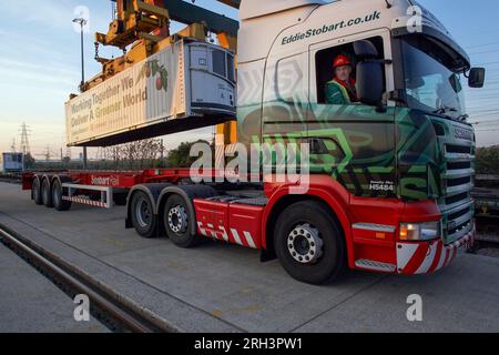 Eddie Stobart a lancé un voyage de fret ferroviaire à faible émission de carbone à travers l'Europe, en train d'apporter des fruits et légumes espagnols à Dagenham, dans l'est de Londres. Banque D'Images