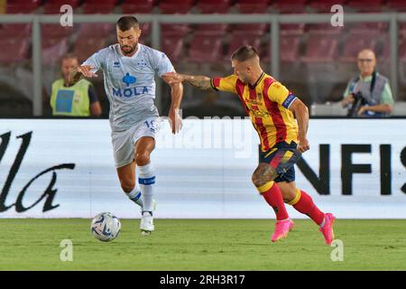 Lecce, Italie. 13 août 2023. Patrick Cutrone (Como 1907) et Gabriel Strefezza (US Lecce) lors de l'US Lecce vs Como 1907, match de football italien Coppa Italia à Lecce, Italie, août 13 2023 crédit : Independent photo Agency/Alamy Live News Banque D'Images