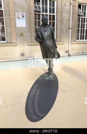 Sculpture de Martin Jennings du poète Philip Larkin à l'échangeur de Paragon Hull, inspirée du poème de Larkin The Whitsun Weddings, East Yorkshire, Royaume-Uni Banque D'Images