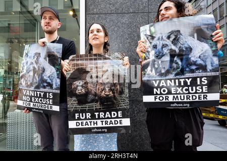 New York, États-Unis. 13 août 2023. Les manifestants brandissent des pancartes exprimant leur opinion lors d'une manifestation contre l'utilisation de fourrure animale dans les vêtements devant un magasin Marc Jacobs à New York. Crédit : SOPA Images Limited/Alamy Live News Banque D'Images