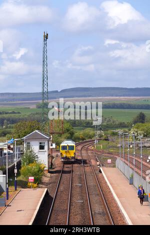 Machine de bourrage de voie ferrée passant la boîte de signal mécanique et le signal sémaphore de support haut à New Cumnock, Ayrshire, Écosse, Royaume-Uni Banque D'Images