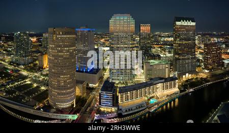 Vue depuis le dessus des gratte-ciel illuminés, la promenade piétonne et la circulation dans le centre-ville de Tampa, en Floride, États-Unis. Américain Banque D'Images