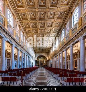 Vue de la nef principale de santa maria la maggiore depuis l'entrée où vous pouvez voir tout l'intérieur de la nef. Banque D'Images