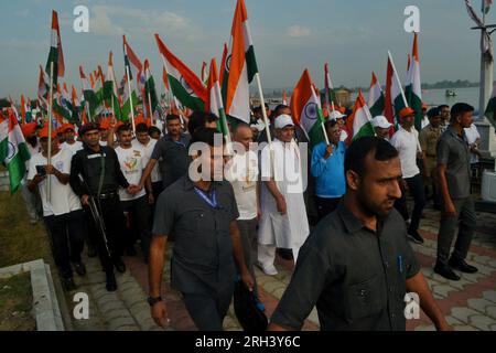 Srinagar, Inde. 13 août 2023. Le lieutenant-gouverneur Manoj Sinha tient le drapeau national alors qu'il participe au rassemblement 'Meri Maati Mera Desh' (mon sol, mon pays) avant les célébrations de la fête de l'indépendance le 13 août 2023 à Srinagar, en Inde. (Photo de Mubashir Hassan/Pacific Press) crédit : Pacific Press Media production Corp./Alamy Live News Banque D'Images