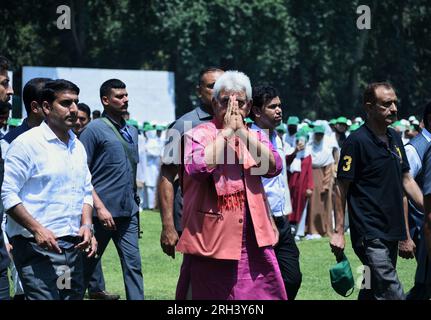 Srinagar, Inde. 13 août 2023. Le lieutenant-gouverneur Manoj Sinha tient le drapeau national alors qu'il participe au rassemblement 'Meri Maati Mera Desh' (mon sol, mon pays) avant les célébrations du jour de l'indépendance le 13 août 2023 à Srinagar, en Inde. (Photo de Mubashir Hassan/Pacific Press) crédit : Pacific Press Media production Corp./Alamy Live News Banque D'Images