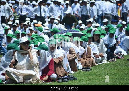 Srinagar, Inde. 13 août 2023. Les étudiants participent au rassemblement 'Meri Maati Mera Desh' (mon sol, mon pays) avant les célébrations de la fête de l'indépendance le 13 août 2023 à Srinagar, en Inde. (Photo de Mubashir Hassan/Pacific Press) crédit : Pacific Press Media production Corp./Alamy Live News Banque D'Images