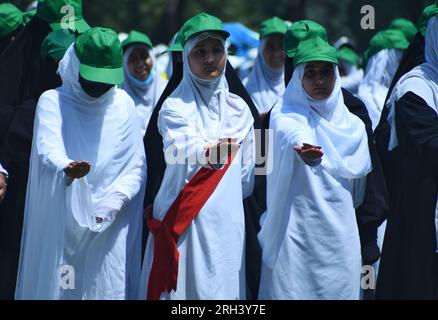 Srinagar, Inde. 13 août 2023. Les étudiants tiennent une lampe en terre dans leurs mains alors qu'ils participent au rassemblement 'Meri Maati Mera Desh' (mon sol, mon pays) avant les célébrations de la fête de l'indépendance le 13 août 2023 à Srinagar, en Inde. (Photo de Mubashir Hassan/Pacific Press) crédit : Pacific Press Media production Corp./Alamy Live News Banque D'Images