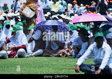 Srinagar, Inde. 13 août 2023. Les étudiants participent au rassemblement 'Meri Maati Mera Desh' (mon sol, mon pays) avant les célébrations de la fête de l'indépendance le 13 août 2023 à Srinagar, en Inde. (Photo de Mubashir Hassan/Pacific Press) crédit : Pacific Press Media production Corp./Alamy Live News Banque D'Images