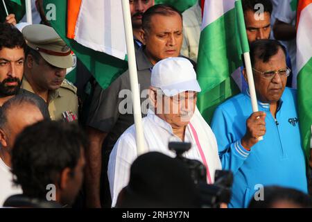 Srinagar, Inde. 13 août 2023. Le lieutenant-gouverneur Manoj Sinha tient le drapeau national alors qu'il participe au rassemblement 'Meri Maati Mera Desh' (mon sol, mon pays) avant les célébrations du jour de l'indépendance le 13 août 2023 à Srinagar, en Inde. (Photo de Mubashir Hassan/Pacific Press) crédit : Pacific Press Media production Corp./Alamy Live News Banque D'Images