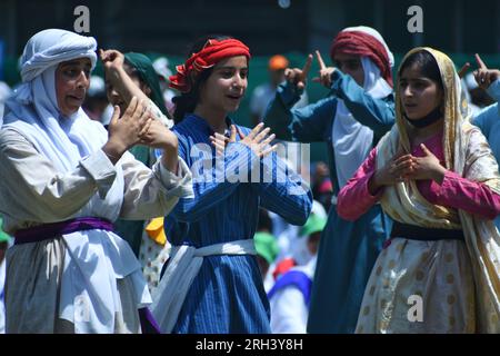 Srinagar, Inde. 13 août 2023. Les étudiants exécutent un programme culturel en participant au rassemblement « Meri Maati Mera Desh » (mon sol, mon pays) avant les célébrations de la fête de l'indépendance le 13 août 2023 à Srinagar, en Inde. (Photo de Mubashir Hassan/Pacific Press) crédit : Pacific Press Media production Corp./Alamy Live News Banque D'Images