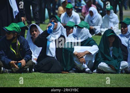 Srinagar, Inde. 13 août 2023. Les étudiants participent au rassemblement 'Meri Maati Mera Desh' (mon sol, mon pays) avant les célébrations de la fête de l'indépendance le 13 août 2023 à Srinagar, en Inde. (Photo de Mubashir Hassan/Pacific Press) crédit : Pacific Press Media production Corp./Alamy Live News Banque D'Images