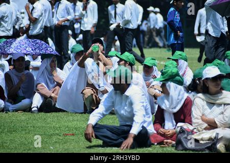 Srinagar, Inde. 13 août 2023. Les étudiants participent au rassemblement 'Meri Maati Mera Desh' (mon sol, mon pays) avant les célébrations de la fête de l'indépendance le 13 août 2023 à Srinagar, en Inde. (Photo de Mubashir Hassan/Pacific Press) crédit : Pacific Press Media production Corp./Alamy Live News Banque D'Images