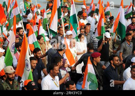 Srinagar, Inde. 13 août 2023. Le lieutenant-gouverneur Manoj Sinha tient le drapeau national alors qu'il participe au rassemblement 'Meri Maati Mera Desh' (mon sol, mon pays) avant les célébrations du jour de l'indépendance le 13 août 2023 à Srinagar, en Inde. (Photo de Mubashir Hassan/Pacific Press) crédit : Pacific Press Media production Corp./Alamy Live News Banque D'Images