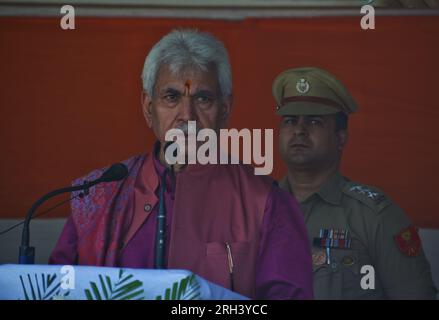 Srinagar, Inde. 13 août 2023. Le lieutenant-gouverneur Manoj Sinha tient le drapeau national alors qu'il participe au rassemblement 'Meri Maati Mera Desh' (mon sol, mon pays) avant les célébrations du jour de l'indépendance le 13 août 2023 à Srinagar, en Inde. (Photo de Mubashir Hassan/Pacific Press) crédit : Pacific Press Media production Corp./Alamy Live News Banque D'Images