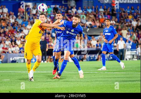 Getafe, Espagne. 13 août 2023. Robert Lewandowski (Barcelone) et Domingos Duarte (Getafe) lors du match de football LaLiga EA Sports entre Getafe et Barcelone ont joué au Coliseum Alfonso Perez Stadium le 13 août 2023 à Getafe, Espagne crédit : Agence photo indépendante/Alamy Live News Banque D'Images