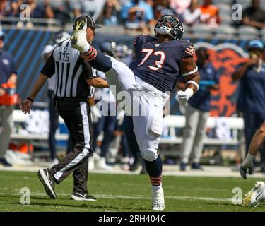 12 août 2023, Chicago, Illinois, États-Unis : Chicago Bears Defensive Tackle Travis Bell (73) célèbre un sack lors d'un match de pré-saison de football entre les Chicago Bears et les Tennessee Titans. Banque D'Images