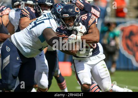 12 août 2023, Chicago, Illinois, États-Unis : le coureur des Chicago Bears Roschon Johnson (30) se bat pour les yards lors du match de pré-saison de football entre les Chicago Bears et les Tennessee Titans. Banque D'Images