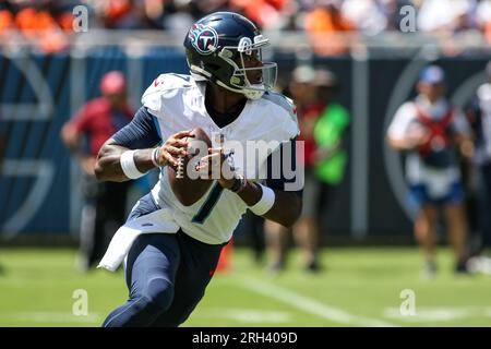 12 août 2023, Chicago, Illinois, États-Unis : le quarterback des Tennessee Titans Malik Willis (7 ans) se déploie lors du match de pré-saison de football entre les Chicago Bears et les Tennessee Titans. Banque D'Images