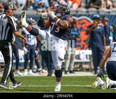 12 août 2023, Chicago, Illinois, États-Unis : Chicago Bears Defensive Tackle Travis Bell (73) célèbre un sack lors d'un match de pré-saison de football entre les Chicago Bears et les Tennessee Titans. Banque D'Images