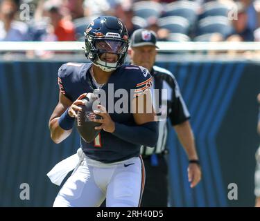 12 août 2023, Chicago, Illinois, États-Unis : le quarterback des Chicago Bears Justin Fields (1) cherche un receveur ouvert lors du match de pré-saison de football entre les Chicago Bears et les Tennessee Titans. Banque D'Images