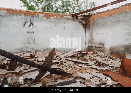 Vue de l'intérieur de la maison détruite par les bombardements. Guerre en Ukraine. Invasion russe de l'Ukraine. Terreur de la population civile Banque D'Images