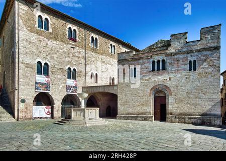 Ville de Bevagna, Ombrie, Italie. Place Silvestri avec le palais médiéval des Consuls, l'église St Sylvestre et la fontaine du 19e siècle. Banque D'Images