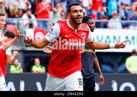 ALKMAAR, PAYS-BAS - AOÛT 13 : Vangelis Pavlidis (AZ Alkmaar) marque les 2-0 lors du match d'Eredivisie entre AZ Alkmaar et Go Ahead Eagles à AFAS Banque D'Images