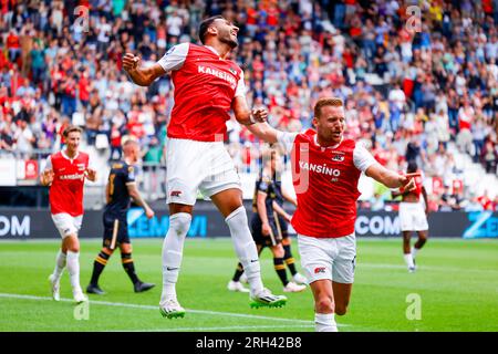 ALKMAAR, PAYS-BAS - AOÛT 13 : Vangelis Pavlidis (AZ Alkmaar) marque les 2-0 lors du match d'Eredivisie entre AZ Alkmaar et Go Ahead Eagles à AFAS Banque D'Images