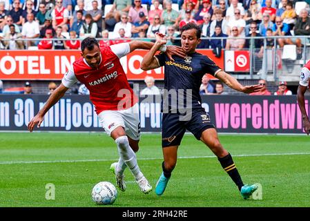 ALKMAAR, PAYS-BAS - AOÛT 13 : Vangelis Pavlidis (AZ Alkmaar) et Mats Deijl (Go Ahead Eagles) lors du match d'Eredivisie entre AZ Alkmaar et Go Ahe Banque D'Images