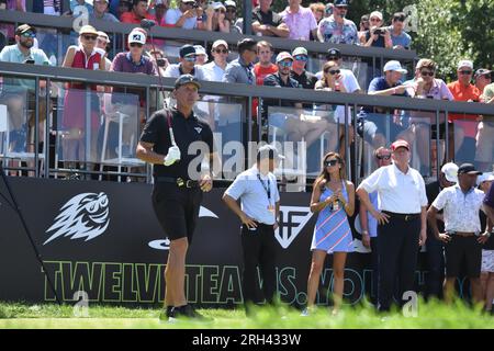 Phil Mickelson balance son put. Phil Mickelson joue dans LIV Golf Bedminster 2023 au Trump National Golf Club Bedminster à Bedminster. Philip Alfred Mickelson est un golfeur professionnel américain qui joue actuellement dans la LIV Golf League. Phil Mickelson a remporté 45 épreuves sur le PGA Tour, dont six championnats majeurs : trois Masters, deux PGA Championships et un Open Championship. L'ancien président des États-Unis Donald J. Trump a regardé Phil Mickelson alors qu'il participait à LIV Golf Bedminster 2023. Banque D'Images