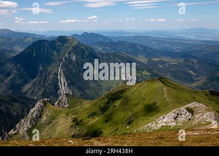 Le sentier de randonnée de crête près du pic Krzesanica, Zakopane, Tatry polonaise, Pologne Banque D'Images