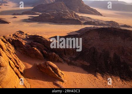 Formations rocheuses du désert de Wadi Rum, la vue depuis une montgolfière au lever du soleil, avril, Jordanie Banque D'Images