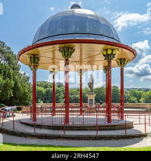 Le kiosque à Roberts Park, Saltaire. En haut des colonnes, vous pouvez voir des forgework complexes montrant des instruments de musique. Banque D'Images