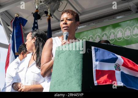 Adrienne Adams, présidente du conseil municipal, prend la parole lors du petit déjeuner annuel de la parade de la fête dominicaine au restaurant Hudson à New York le 13 août 2023 Banque D'Images