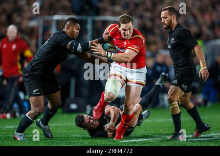 George North of Wales est affronté par Waisake Naholo, à gauche, Ryan Crotty et Aaron Cruden, de Nouvelle-Zélande, lors du test match international entre la Nouvelle-Zélande et le pays de Galles à Eden Park à Auckland, en Nouvelle-Zélande, samedi 11 juin 2016. Banque D'Images