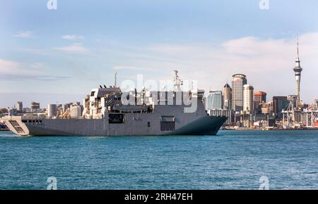 HMNZS Canterbury contre le front de mer participant à un exercice maritime international dans le golfe de Hauraki, Auckland, Nouvelle-Zélande Banque D'Images