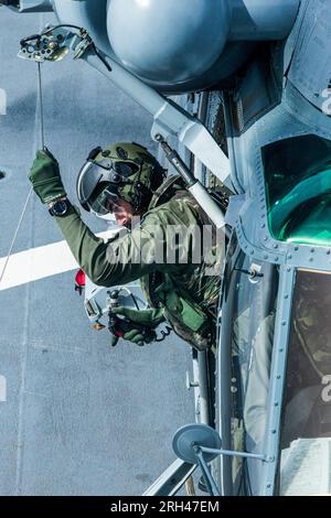 Le Sea Sprite Helicopter à bord du HMNZS Canterbury tout en participant à un exercice maritime international dans le golfe de Hauraki, Auckland, Nouvelle-Zélande Banque D'Images