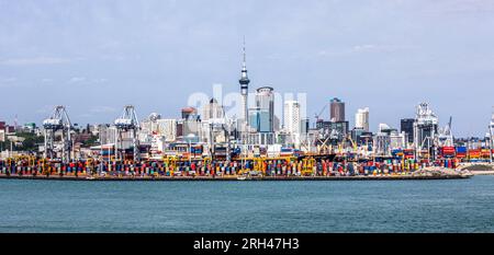 Waterfront Auckland avec conteneurs empilés dans les ports d'Auckland, Nouvelle-Zélande Banque D'Images