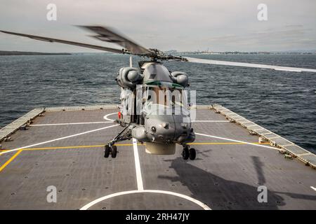 Un hélicoptère Seasprite à bord du HMNZS Canterbury lors d'un exercice maritime international dans le golfe de Hauraki, Auckland, Nouvelle-Zélande Banque D'Images